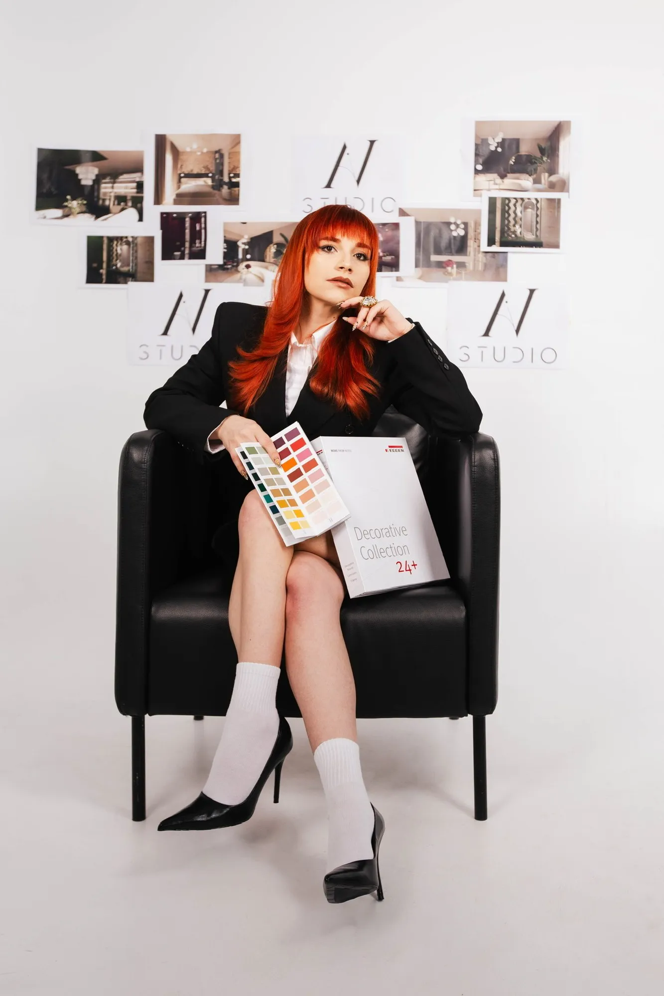 Ana Vesa în studio, cu un evantai de culori
