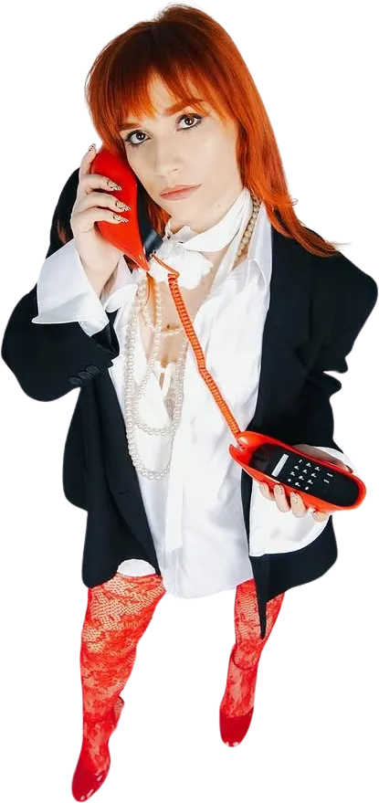 Ana Vesa la telefon, cu planșe de proiect la picioare