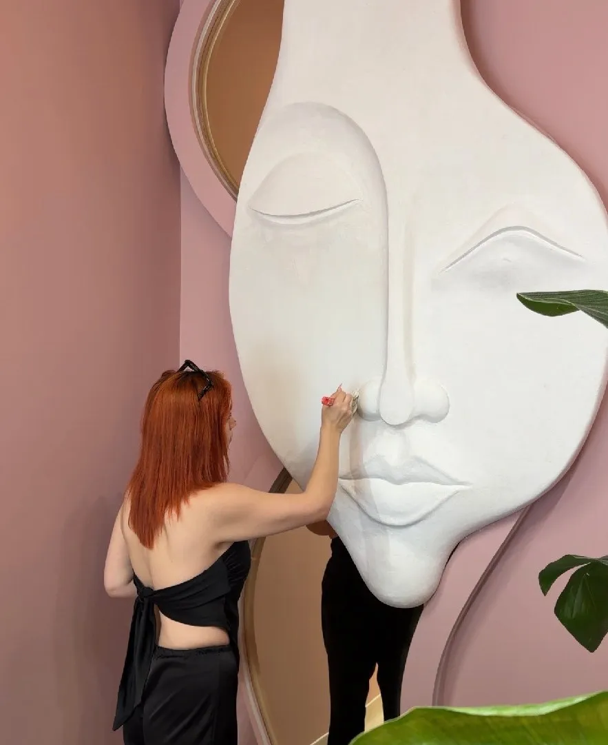 Ana lucrând la sculptura de perete din recepție